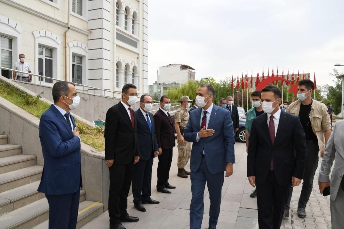 Vali Mahmut &Ccedil;uhadar, Kahta&rsquo;yı gezdi