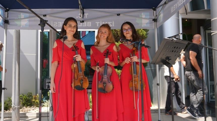 Barışın ezgileri İzmit sokaklarında yankılandı