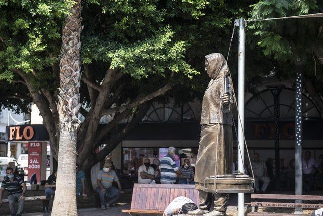 Yoğurt Pazarına, yoğurt satan kadın heykeli