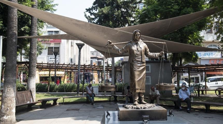 Yoğurt Pazarına, yoğurt satan kadın heykeli
