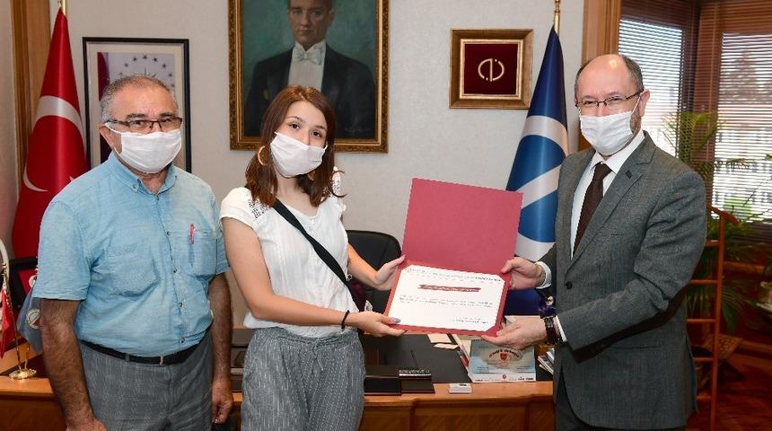 &Uuml;st&uuml;n Başarı Bursu kazandı, Rekt&ouml;r Erdal&rsquo;ı ziyaret etti