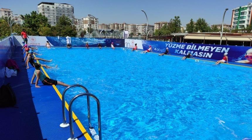 Estetik havuz y&uuml;zme eğitiminin merkezi oldu