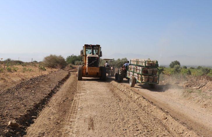 Turgutlu Belediyesi ekiplerinden yol ve ağaçlandırma çalışması G5
