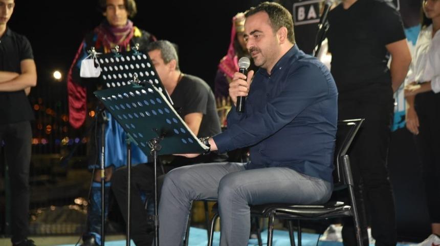 Başkan &Ouml;zl&uuml; gen&ccedil;lerle şarkılar s&ouml;yledi