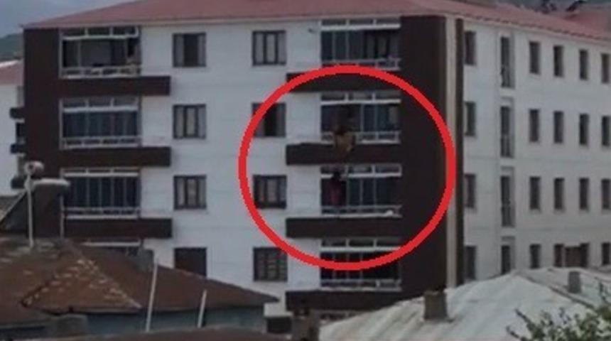 Bing&ouml;l&rsquo;de gen&ccedil; kızın 4&rsquo;&uuml;nc&uuml; kattan d&uuml;şme anı kamerada