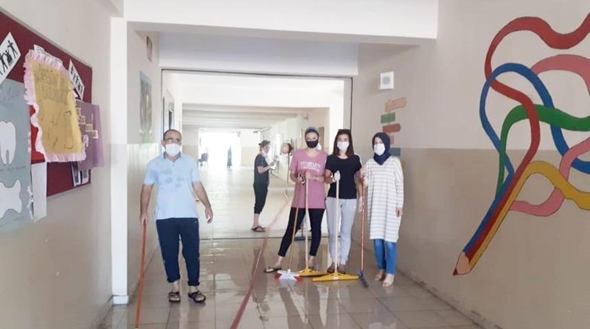 Fedakar &ouml;ğretmenler okulu temizledi