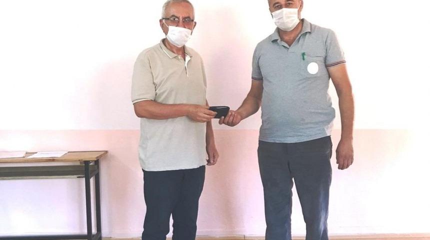 Okul &ccedil;alışanından &ouml;rnek davranış