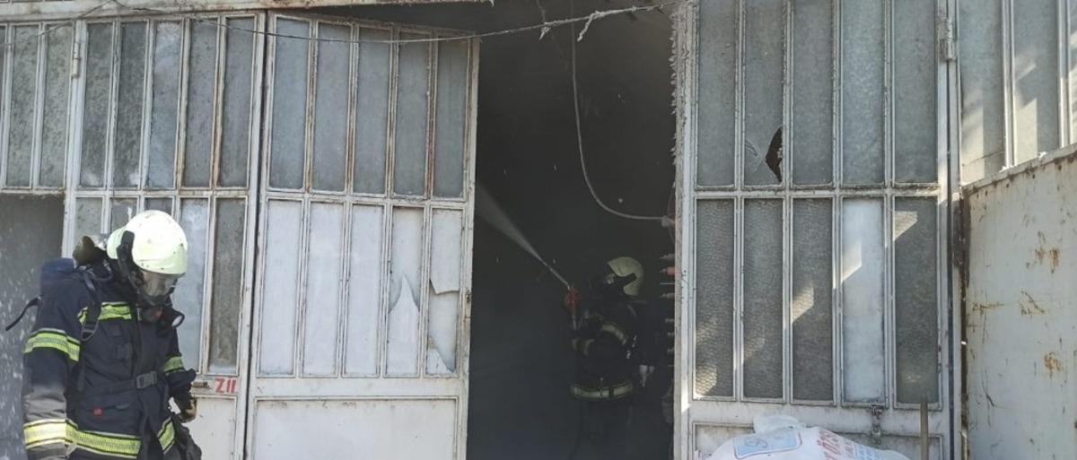 Dokuma at&ouml;lyesinde &ccedil;ıkan yangın korkuttu