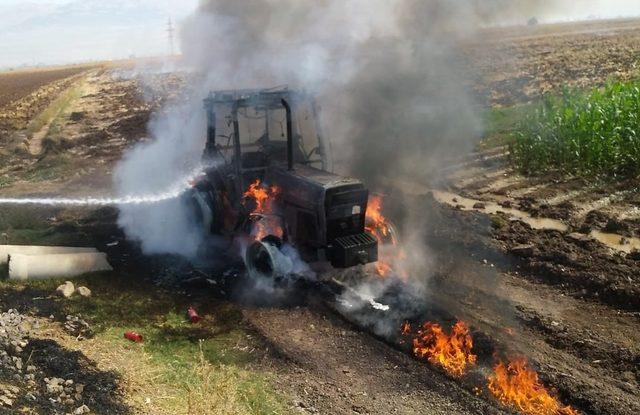 Tarla sürerken yanan traktör kullanılamaz hale geldi 1