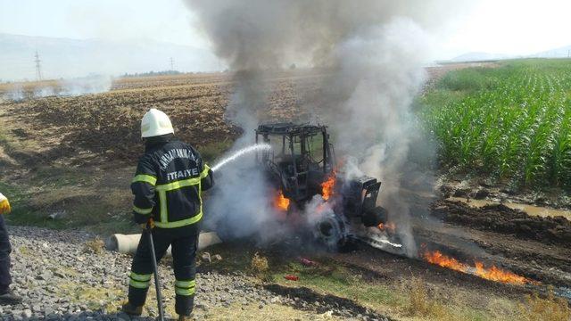 Tarla sürerken yanan traktör kullanılamaz hale geldi