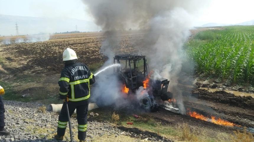 Tarla s&uuml;rerken yanan trakt&ouml;r kullanılamaz hale geldi