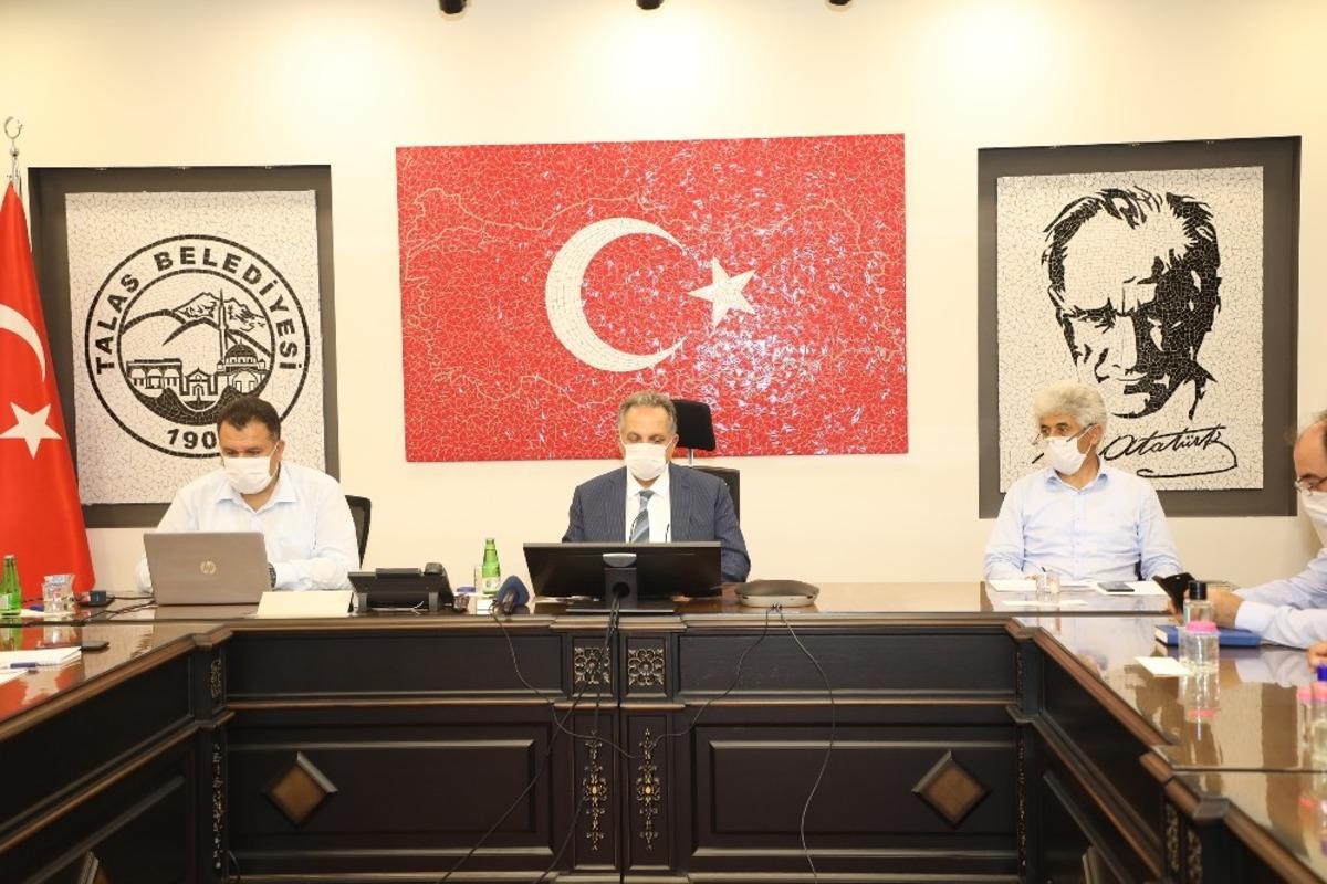 &lsquo;Başkan Beyaz Masada&rsquo; sosyal medyadan s&uuml;r&uuml;yor