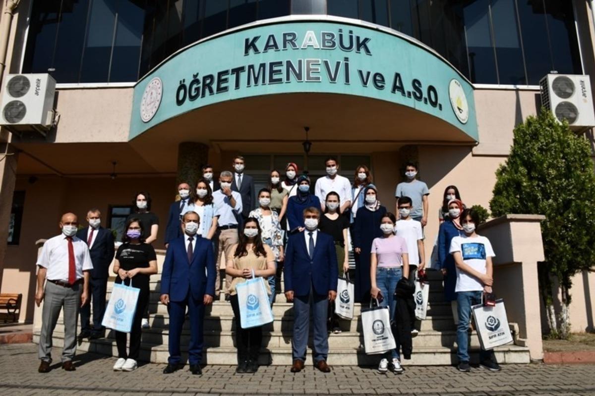 Vali G&uuml;rel YKS ve LGS&rsquo;de dereceye giren &ouml;ğrencilerle buluştu