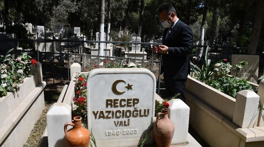 Aydın Valisi Aksoy S&ouml;ke&rsquo;de ilk olarak merhum Vali Yazıcıoğlu&rsquo;nun mezarını ziyaret etti