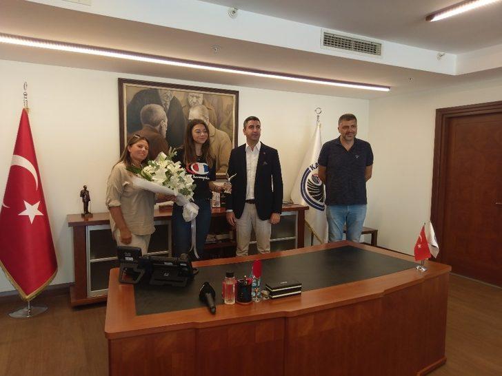 Avrupa Şampiyonu milli voleybolcudan Kartal Belediye Başkanına ziyaret G3