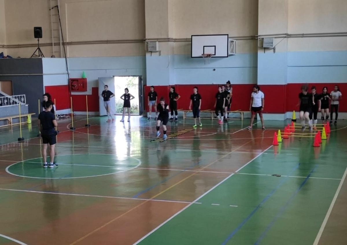 Van B&uuml;y&uuml;kşehir Belediyesinin kadın voleybol takımı hazırlıklarına başladı