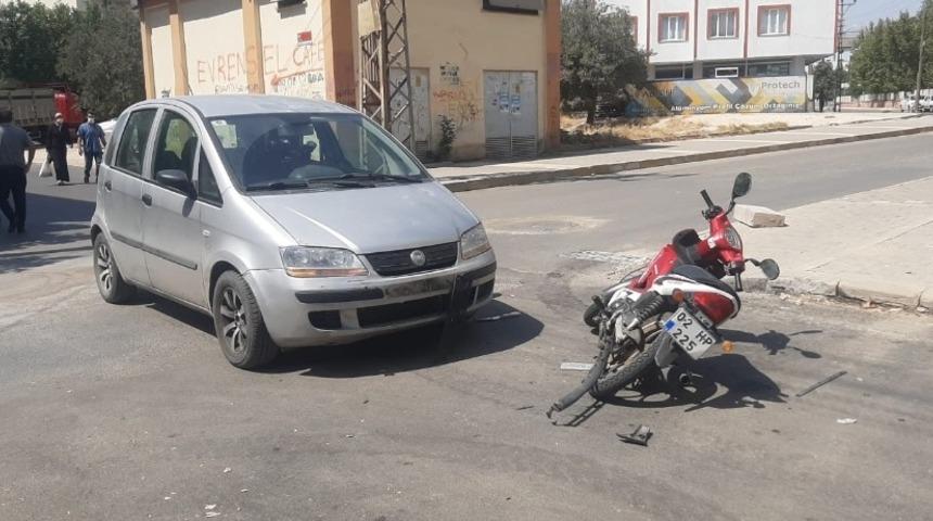 Motosiklet ile otomobil çarpıştı: 1 yaralı
