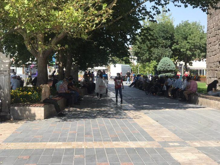 Termometreler 35 dereceyi gösterdi, vatandaşlar gölgelik alanlara sığındı G1