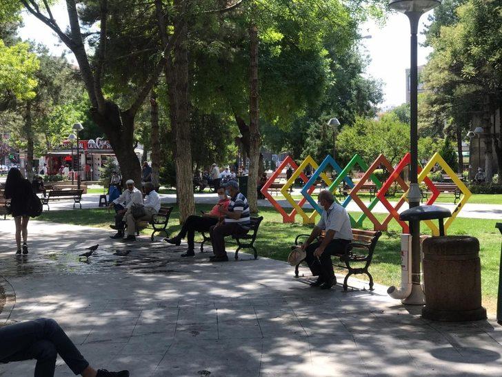 Termometreler 35 dereceyi gösterdi, vatandaşlar gölgelik alanlara sığındı G3