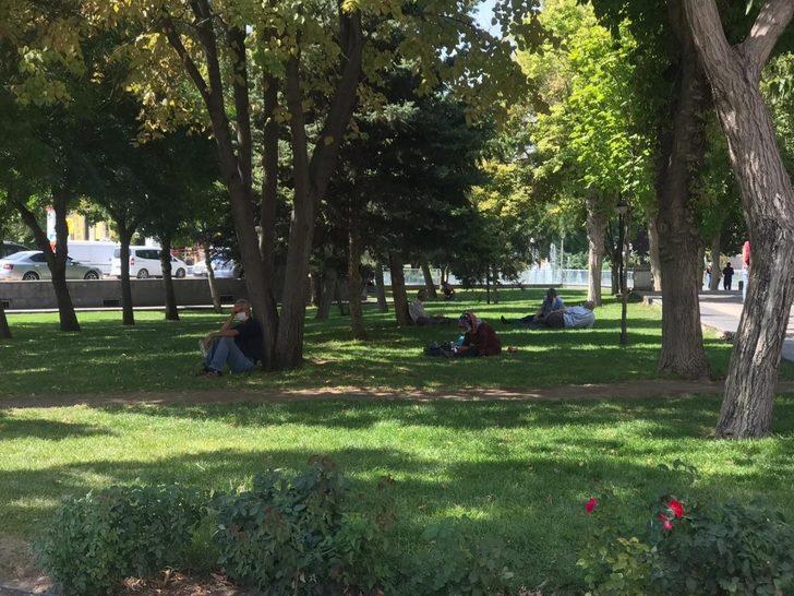 Termometreler 35 dereceyi gösterdi, vatandaşlar gölgelik alanlara sığındı G4