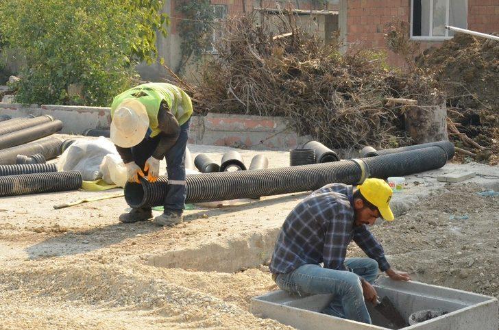 Mersin Büyükşehir ekipleri, Atgirmez mevkinde kanalizasyon çalışmalarını sürdürüyor G1