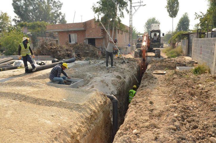 Mersin Büyükşehir ekipleri, Atgirmez mevkinde kanalizasyon çalışmalarını sürdürüyor G3