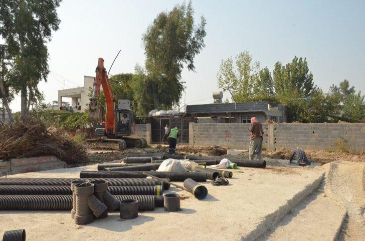 Mersin Büyükşehir ekipleri, Atgirmez mevkinde kanalizasyon çalışmalarını sürdürüyor G4