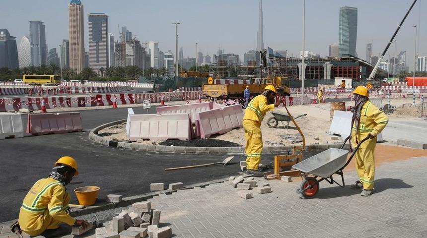 Dubai&rsquo;de binlerce iş&ccedil;i kaderine terk edildi: A&ccedil;lıktan &ouml;l&uuml;yorum