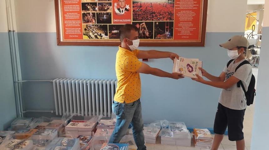 Ders kitapları &ouml;ğrencilere teslim edilmeye başlandı