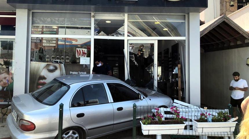 Otomobili park ederken kuaför dükkanına girdi
