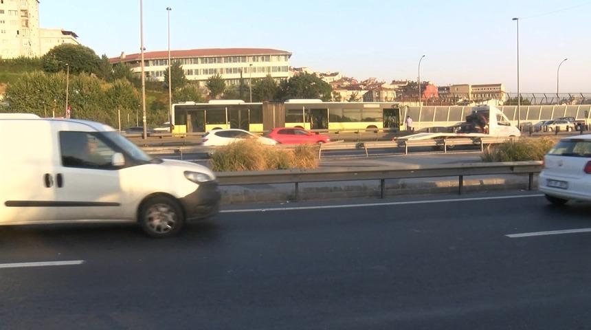 Seyir halindeki metrobüse kurşun isabet etti