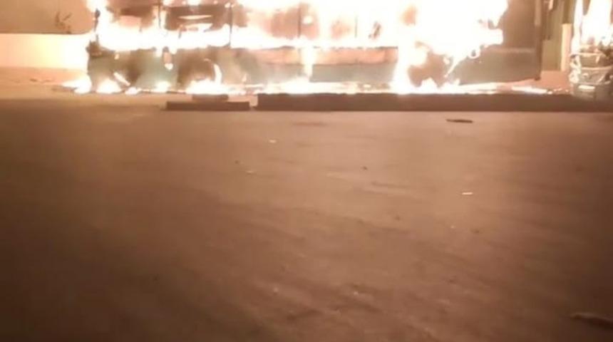 Halk otob&uuml;s&uuml; &ccedil;ıkan yangında kullanılmaz hale geldi