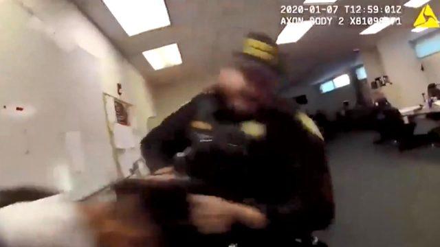 Skandal görüntüler aylar sonra ortaya çıktı! ABD'de kadını darp eden polis memuru görevden alındı