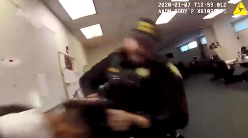 Skandal g&ouml;r&uuml;nt&uuml;ler aylar sonra ortaya &ccedil;ıktı! ABD'de kadını darp eden polis memuru g&ouml;revden alındı