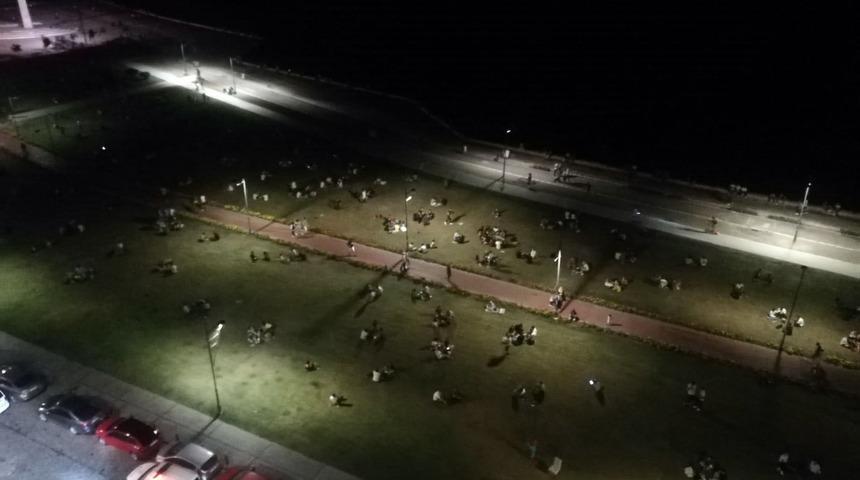 Tüm uyarılara ve ikazlara rağmen İzmir Kordon’daki yoğunluk korkuttu