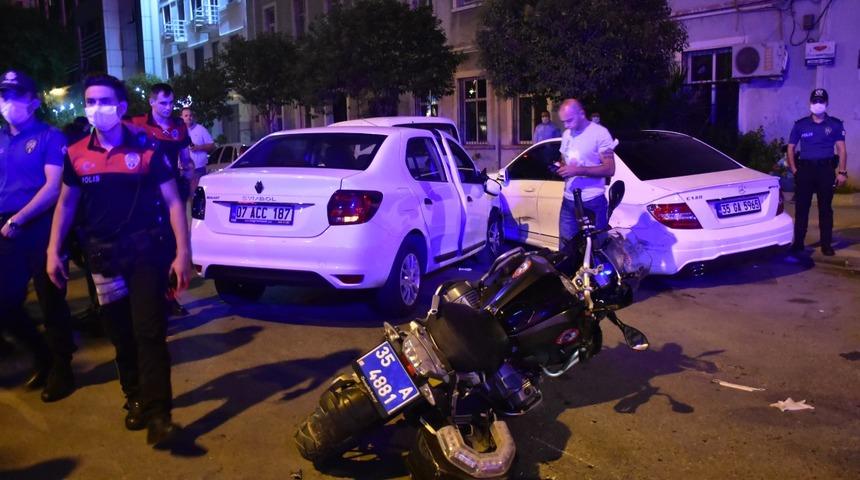 Polis motosikleti ile otomobil çarpıştı: 2'si polis 4 yaralı