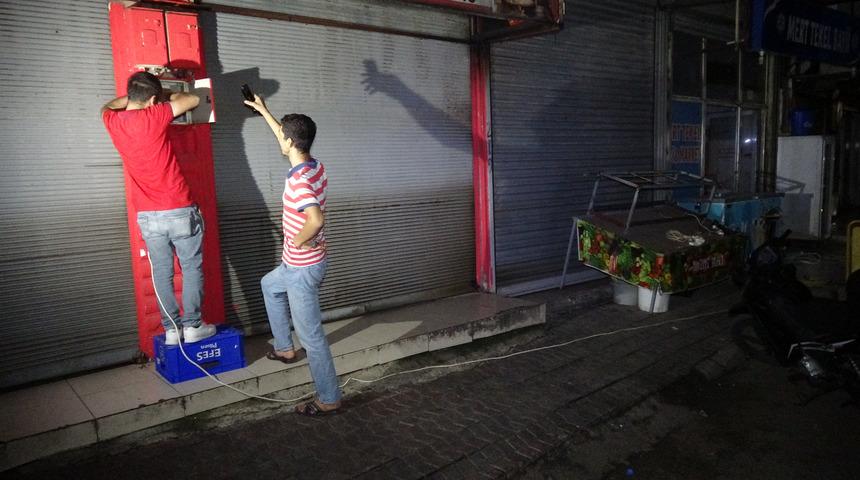 İşyerinde 6 saat mahsur kalan 4 kişiyi, mahalleli kurtardı