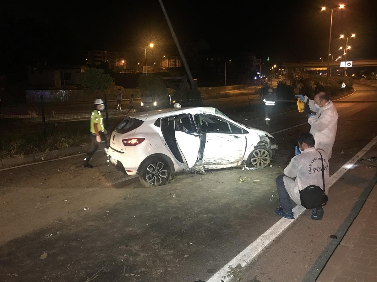 G&Uuml;NCELLEME - Karab&uuml;k'te otomobil direğe &ccedil;arptı: 1 &ouml;l&uuml;, 1 yaralı