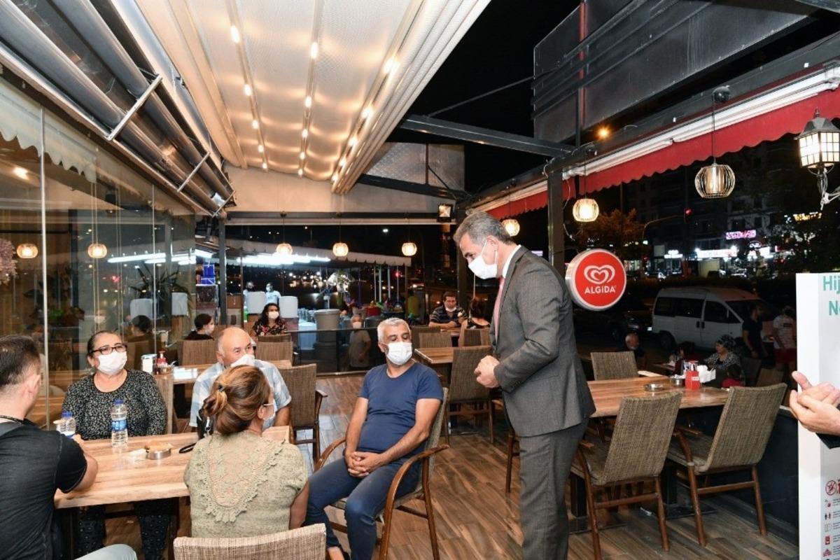 Başkan K&ouml;se gece yarısı maske dağıttı