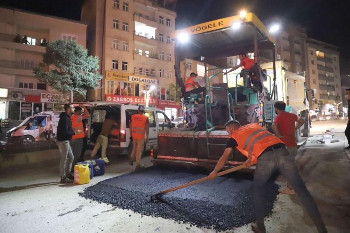 Hakk&acirc;ri&rsquo;de yol asfaltlama &ccedil;alışması