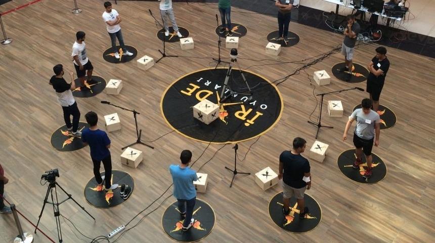 Ödülü alabilmek için 24 saat ayakta bekliyorlar