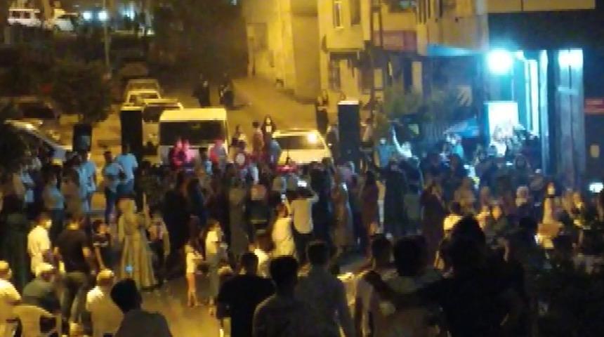 Sancaktepe'de akılalmaz görüntüler! Silahlı meşaleli 'korona' halayı kamerada