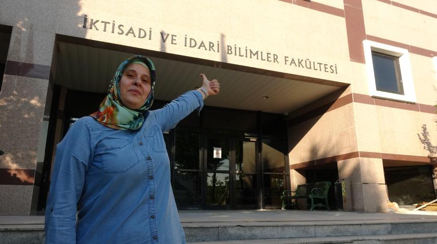  2 çocuk annesi Mukaddes Şimşek 27 yıl sonra üniversiteli oldu