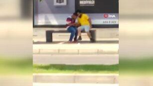 Adana'da şoke eden g&ouml;r&uuml;nt&uuml;ler! Engelli genci &ouml;nce darp, sonra gasp etti