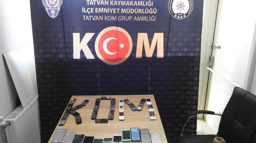 Tatvan’da 39 adet kaçak cep telefonu ele geçirildi