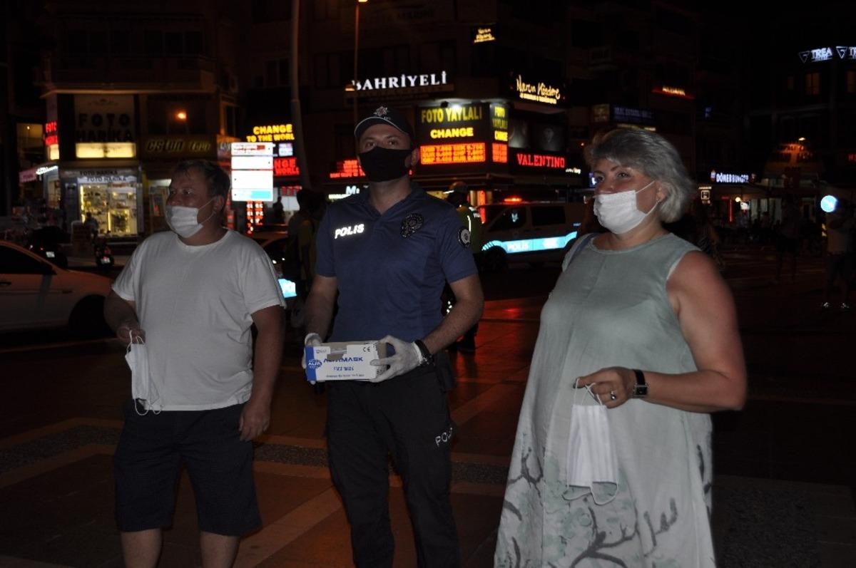 Marmaris&rsquo;te pandemi seferberliğine yabancı turistler de katıldı