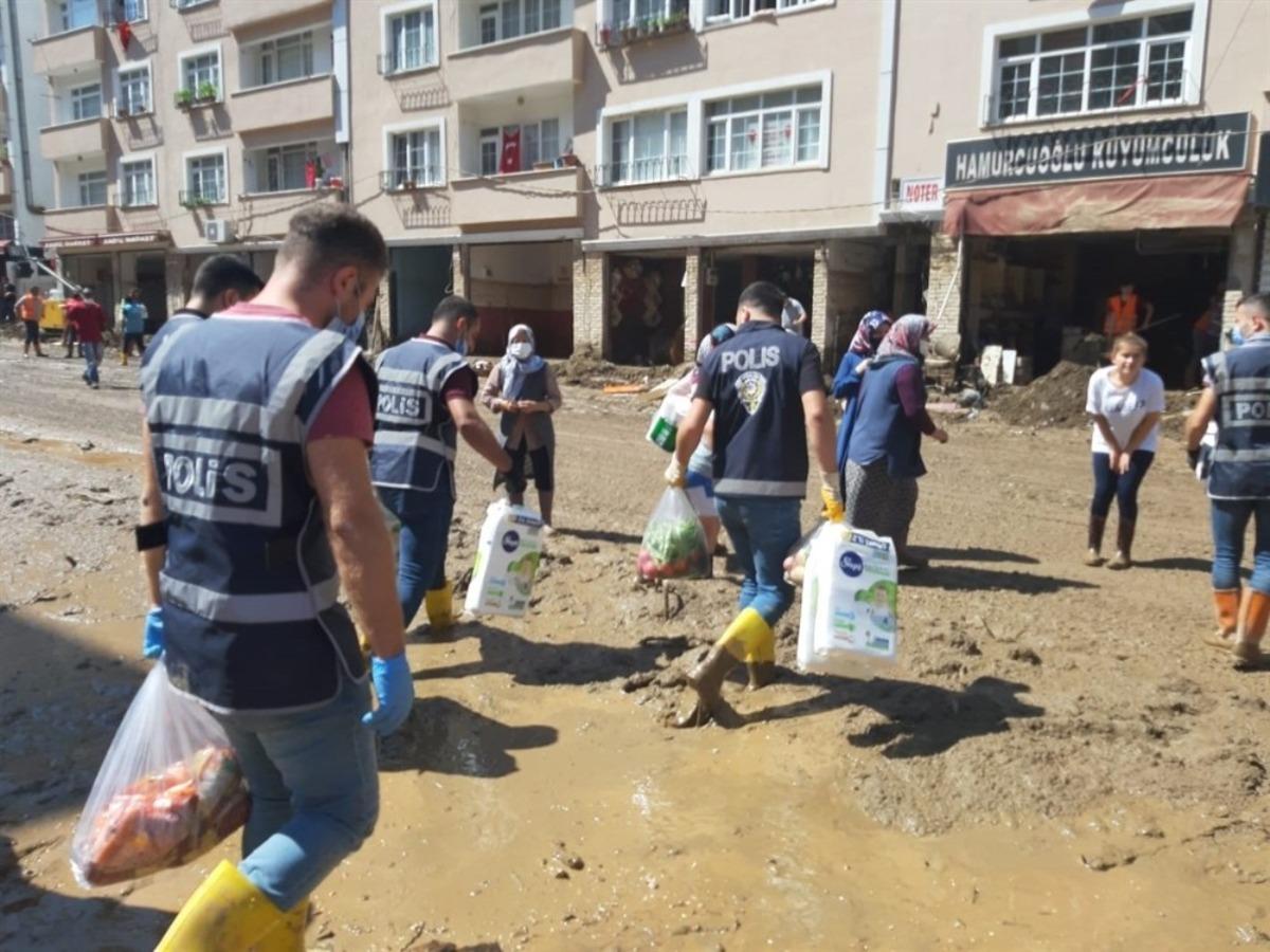 Emniyet ekipleri, sel felaketinde 7/24 g&ouml;rev aldılar