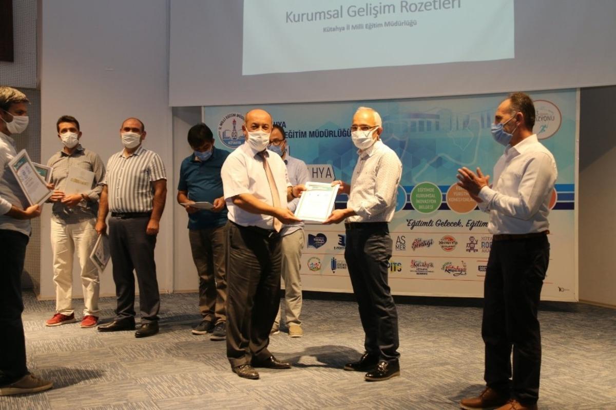 K&uuml;tahya&rsquo;da etkinliklere katılan okullara Kurumsal Gelişim Rozeti