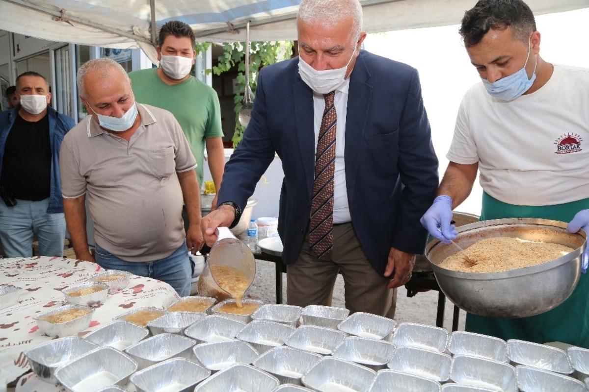 Başkan Atay, esnafla birlikte aşure dağıttı
