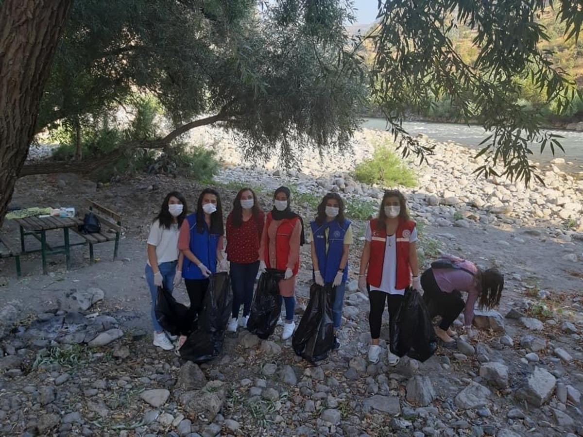 Zap Nehri kenarında &ccedil;evre temizliği